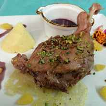 Carica l'immagine nel visualizzatore di Gallery, COSCIA D'OCA AL FORNO con cipolla di Breme 550 g circa