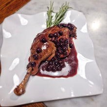 Carica l'immagine nel visualizzatore di Gallery, COSCIA D'OCA AL FORNO con cipolla di Breme 550 g circa